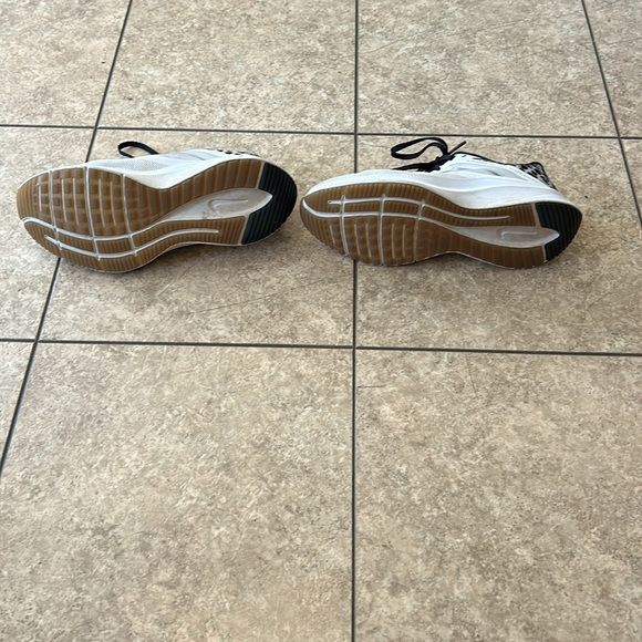 Women’s Nike - Picture 3 of 3